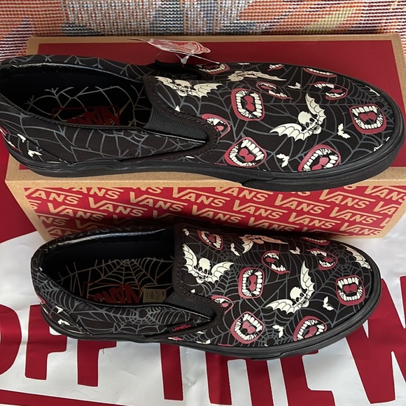 Vans Classic Slip-0n
(Glow Frights) Black/Black
VN000XG88MG WMNS sneakers - Picture 3 of 16